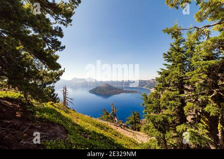 Crater Lake et Wizard Island dans le parc national de Crater Lake, Oregon, vue pittoresque en été Banque D'Images