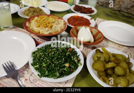 Sélection de plats savoureux du Moyen-Orient Banque D'Images