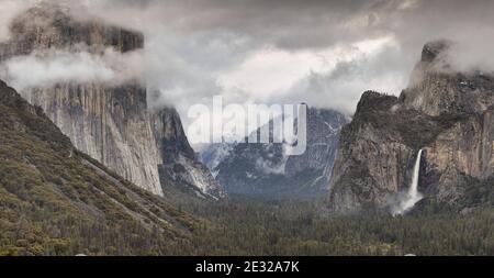Parc national et vallée de Yosemite avec l'imposant El Capitan Banque D'Images