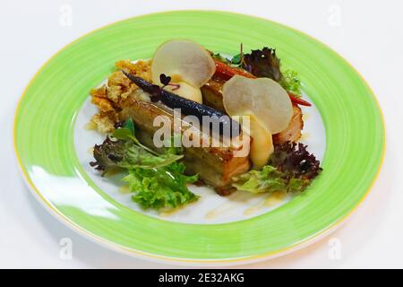 poitrine de porc rôtie avec craquelure, feuilles de salade et purée de pommes de terre Banque D'Images