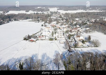 Saint-Cyr-sous-Dourdan sous la neige vue du ciel par paramoteur le 08 février 2018, département de l'Essonne, région de l'Île-de-France, France. Banque D'Images