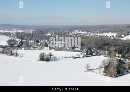 Vallée de Saint-Cyr-sous-Dourdan vue du ciel par paramoteur le 08 février 2018, département d'Essonne, région de l'Île-de-France, France. Banque D'Images