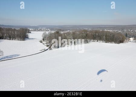 Photo aérienne de Saint-Cyr-sous-Dourdan sous la neige, à l'ombre d'un parapente motorisé, le 08 février 2018, département d'Essonne, Île-de-France Banque D'Images