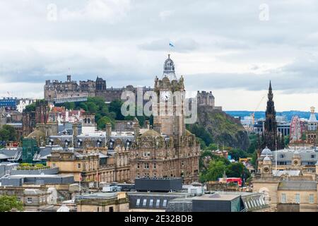 Blick über die Altstadt von Edinburgh mit Schloß, historischem Balmoral Hotel und Scotts Monument Banque D'Images