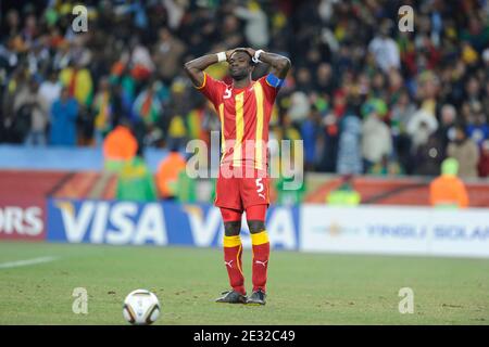 John Mensah, du Ghana, manque une pénalité lors de la coupe du monde de la FIFA 2010 Afrique du Sud, quart de finale, match de football, Ghana contre Uruguay au stade de football de Soccer City à Johannesburg, Afrique du Sud, le 2 juillet 2010. L'Uruguay a gagné 1-1 (4p à 2). Photo de Henri Szwarc/ABACAPRESS.COM Banque D'Images