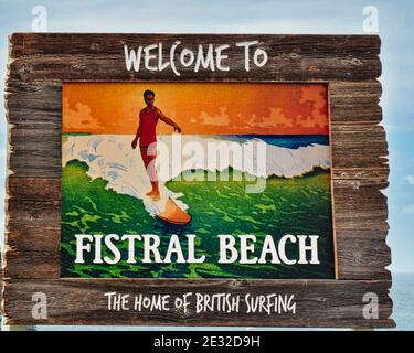 Bienvenue au panneau en bois de la plage de Fistral. Banque D'Images