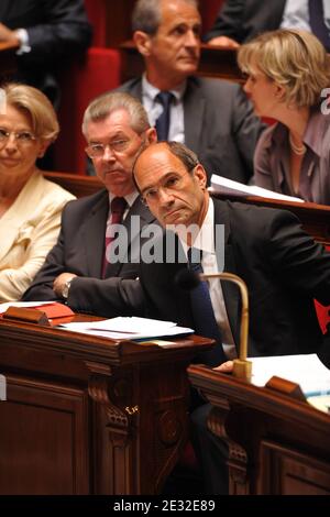 La ministre française de la Justice, Michele Alliot-Marie, la ministre française des relations avec le Parlement, Henri de Raincourt, et le ministre français du travail, des relations sociales et de la solidarité, Eric Woerth, assistent à une séance de questions au gouvernement à l'Assemblée nationale française à Paris, France, le 6 juillet 2010. Photo de Thierry Orban/ABACAPRESS.COM Banque D'Images