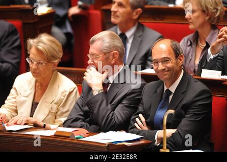 La ministre française de la Justice, Michele Alliot-Marie, la ministre française des relations avec le Parlement, Henri de Raincourt, et le ministre français du travail, des relations sociales et de la solidarité, Eric Woerth, assistent à une séance de questions au gouvernement à l'Assemblée nationale française à Paris, France, le 6 juillet 2010. Photo de Thierry Orban/ABACAPRESS.COM Banque D'Images