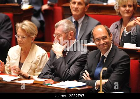 La ministre française de la Justice, Michele Alliot-Marie, la ministre française des relations avec le Parlement, Henri de Raincourt, et le ministre français du travail, des relations sociales et de la solidarité, Eric Woerth, assistent à une séance de questions au gouvernement à l'Assemblée nationale française à Paris, France, le 6 juillet 2010. Photo de Thierry Orban/ABACAPRESS.COM Banque D'Images