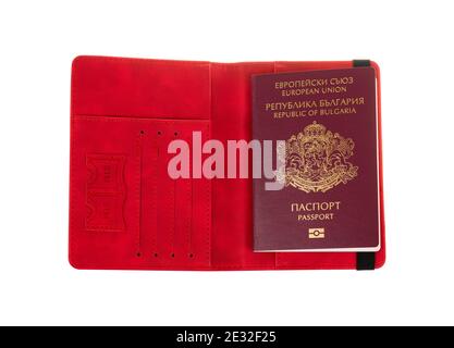 Passeport bulgare dans une couverture rouge isolée sur fond blanc. République de Bulgarie, passeport de l'Union européenne. Banque D'Images