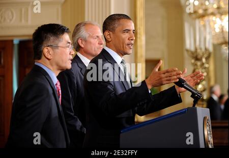 Le président AMÉRICAIN Barack Obama, flanqué du secrétaire au Commerce Gary Locke et du PDG de Boeing Jim McNerney, prononce un discours sur l'engagement de administrationÍs à promouvoir les exportations afin de développer l'économie et de soutenir de nouveaux emplois américains dans la salle est de la Maison Blanche à Washington, DC, Etats-Unis, le 7 juillet 2010. Photo par Olivier Douliery/ABACAPRESS.COM Banque D'Images