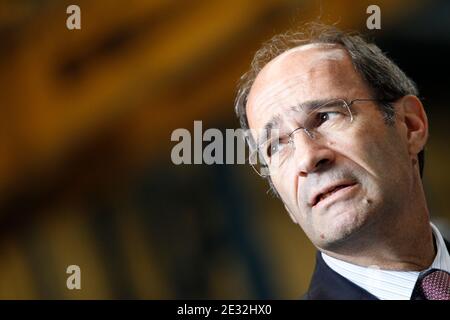 Le ministre français du travail, Eric Woerth, lors de sa visite sur le site Alstom transport à Reichshoffen, dans l'est de la France, le 12 juillet 2010. Photo de Jean-François Badias/ABACAPRESS.COM Banque D'Images