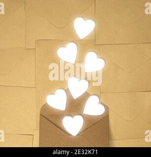 Enveloppe en papier marron avec coeurs blancs, Saint-Valentin, carte de vœux concept vue du dessus arrière-plan, espace de copie Banque D'Images