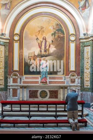 Homme priant dans la chapelle de la cathédrale métropolitaine de Buenos Aires, Argentine Banque D'Images