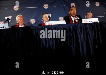 Le joueur français de football Thierry Henry s'adresse aux médias en tant qu'entraîneur en chef (G-D) Hans Backe, directeur de Red Bull Global Soccer Dietmar Beiersdorfer, directeur général Erik Soler et commissaire MLS Don Garber lors d'une conférence de presse à Red Bull Arena à Harrison, New Jersey, Etats-Unis, le 15 juillet 2010. Henry a annoncé tôt qu'il allait prendre sa retraite de l'équipe nationale française. Les Red Bulls de New York, qui jouent dans un nouveau stade à Harrison, New Jersey, ont annoncé que Thierry Henry a accepté un contrat pluriannuel pour présenter ses compétences au stade de l'Atlantique. Henry devrait faire ses débuts J Banque D'Images