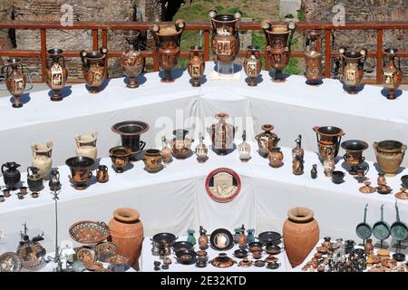 L'unité du patrimoine culturel des Carabinieri italiens expose le 16 juillet 2010 au Colisée de Rome, Italie, 337 objets archéologiques, datant du VIIIe siècle avant Jésus-Christ au 4ème siècle après Jésus-Christ, Et évalué à plus de 15 millions d'euros (19.5 millions de dollars US) lors d'une conférence de presse sur les saisies effectuées dans le cadre de l'opération Andromeda, impliquant des carabiniers italiens et les autorités judiciaires suisses. Tous les objets proviennent du sud de l'Italie et de la Grèce et ils ont été saisis il y a quelques jours à Genève, en Suisse. Les autorités italiennes ont revendiqué une autre victoire dans leur campagne contre l'illégal Banque D'Images