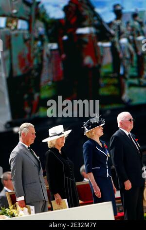 Le prince Charles de Galles de Grande-Bretagne, la duchesse de Cornwall Camilla Parker Bowles, le gouverneur général de l'Australie Quentin Bryce et son mari Michael sont photographiés lors de la cérémonie d'enterrement d'un soldat inconnu de la première Guerre mondiale, le dernier des 250 Banque D'Images