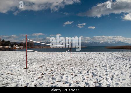 Le long de la rive du lac en hiver. Sur le terrain de volley-ball de plage couvert de neige. Banque D'Images