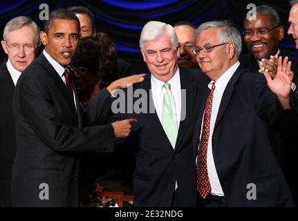 Le président américain Barack Obama salue le représentant Barney Frank (R) (D-ma) et le sénateur Chris Dodd (C) (D-CT) après avoir signé la loi Dodd-Frank sur la réforme de Wall Street et la protection des consommateurs au bâtiment Ronald Reagan le 21 juillet 2010 à Washington, DC. Le projet de loi est la plus forte réforme financière depuis la Grande Dépression et crée également un bureau de protection des consommateurs qui supervise les banques sur les pratiques de prêt hypothécaire et de carte de crédit. Photo de Win McNamee/ABACAPRESS.COM (photo : Barack Obama, Chris Dodd, Barney Frank) Banque D'Images