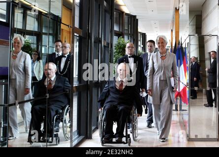 La ministre française de l'économie, Christine Lagarde, et le ministre allemand des Finances, Wolfgang Schaeuble, arrivent à tenir une conférence de presse commune après le Conseil des ministres des Finances français et allemand, afin de souligner la situation financière bilatérale, à Paris, en France, le 21 juillet 2010. Le ministre allemand Wolfgang Schaeuble a assisté plus tôt au conseil des ministres français à l'Elysée en tant que premier ministre des Affaires étrangères à assister à la réunion hebdomadaire du cabinet français. Photo de Stephane Lemouton/ABACAPRESS.COM Banque D'Images
