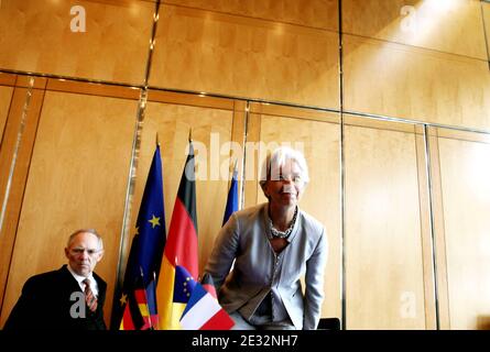 La ministre française de l'économie, Christine Lagarde, et le ministre allemand des Finances, Wolfgang Schaeuble, arrivent à tenir une conférence de presse commune après le Conseil des ministres des Finances français et allemand, afin de souligner la situation financière bilatérale, à Paris, en France, le 21 juillet 2010. Le ministre allemand Wolfgang Schaeuble a assisté plus tôt au conseil des ministres français à l'Elysée en tant que premier ministre des Affaires étrangères à assister à la réunion hebdomadaire du cabinet français. Photo de Stephane Lemouton/ABACAPRESS.COM Banque D'Images