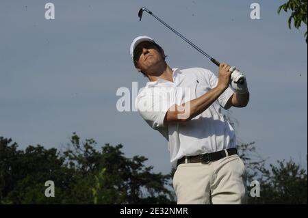 L'acteur britannique Hugh Grant joue pendant le pro-Am comme avant-première pour les Masters d'Evian 2010 à Evian, en France, le 21 juillet 2010. Photo par Elodie Gregoire/ABACAPRESS.COM Banque D'Images