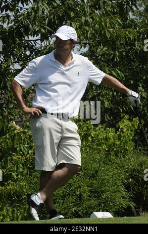 L'acteur britannique Hugh Grant joue pendant le pro-Am comme avant-première pour les Masters d'Evian 2010 à Evian, en France, le 21 juillet 2010. Photo par Elodie Gregoire/ABACAPRESS.COM Banque D'Images