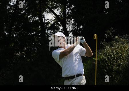 L'acteur britannique Hugh Grant joue pendant le pro-Am comme avant-première pour les Masters d'Evian 2010 à Evian, en France, le 21 juillet 2010. Photo par Elodie Gregoire/ABACAPRESS.COM Banque D'Images