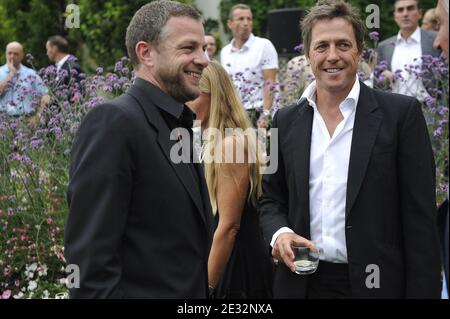 Jacques Bungert de France le directeur du tournoi et l'acteur britannique Hugh Grant sont photographiés lors des Masters d'Evian 2010 à Evian, en France, le 21 juillet 2010. Photo par Elodie Gregoire/ABACAPRESS.COM Banque D'Images