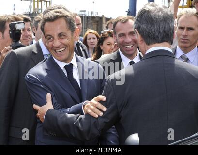 Le président français Nicolas Sarkozy, Christine Lagarde et Christian Estrosi visitent le bateau militaire de la plate-forme d'hélicoptère de l'atterrissage français, 'Dixmude', dans les chantiers navals de la STX à Saint Nazaire, en France, le 23 juillet 2010. Photo de Christophe Guibbbaud/ABACAPRESS.COM Banque D'Images