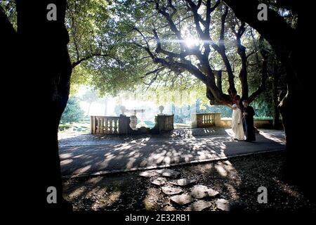 Le pape Benoît XVI flanqué de son secrétaire privé Monseigneur Georg Gaenswein, se promène dans le jardin de la résidence d'été du pontife à Castel Gandolfo, au sud de Rome, Italie, le 23 juillet 2010, où il passe ses vacances, dans les collines surplombant Rome. Petite ville au bord du lac en dehors de Rome, Castel Gandolfo est la résidence des Papes depuis 400 ans. Photo par ABACAPRESS.COM Banque D'Images