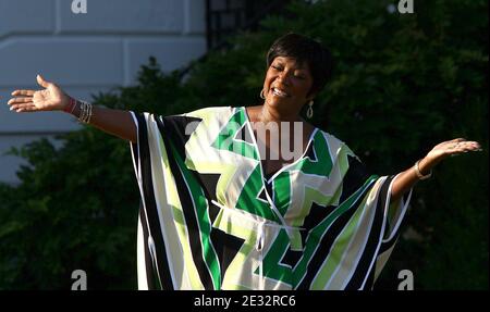 Le chanteur Patti LaBelle se produit à la Maison Blanche pour commémorer le 20e anniversaire de la loi américaine sur les personnes handicapées à Washington, DC, Etats-Unis le 26 juillet 2010 . Obama a également signé un décret pour marquer cet anniversaire. Photo de Win McNamee/ABACAPRESS.COM (photo : Patti LaBelle) Banque D'Images