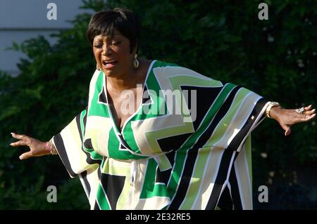 Le chanteur Patti LaBelle se produit à la Maison Blanche pour commémorer le 20e anniversaire de la loi américaine sur les personnes handicapées à Washington, DC, Etats-Unis le 26 juillet 2010 . Obama a également signé un décret pour marquer cet anniversaire. Photo de Win McNamee/ABACAPRESS.COM (photo : Patti LaBelle) Banque D'Images