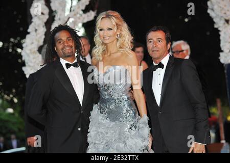 Christian Karembeu, Adriana Karembeu et Bernard Montiel arrivent au 62e bal de la Croix-Rouge qui s'est tenu au Sporting à Monte-Carlo, Monaco, le 30 juillet 2010. Photo de Thierry Orban/ABACAPRESS.COM Banque D'Images