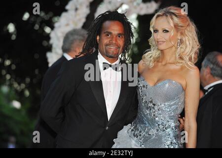 Christian Karembeu et Adriana Karembeu arrivent au 62e ballon de la Croix-Rouge qui s'est tenu au Sporting à Monte-Carlo, Monaco, le 30 juillet 2010. Photo de Thierry Orban/ABACAPRESS.COM Banque D'Images