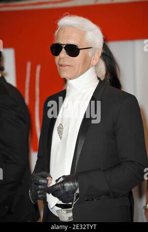 Karl Lagerfeld arrive au 62e bal de la Croix-Rouge qui se tient au Sporting à Monte-Carlo, Monaco, le 30 juillet 2010. Photo de Thierry Orban/ABACAPRESS.COM Banque D'Images