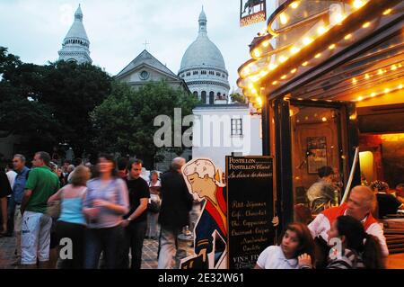 Illustrations de la place du Tertre (place Tertre) dans le 18ème arrondissement de Paris, France, le 29 juillet 2010. A quelques rues de la basilique du SacrÀ coeur de Montmartre et de l'Agile du lapin, c'est le cœur du quartier haut de Montmartre. Avec ses nombreux artistes qui mettent chaque jour leurs chevalets pour les touristes, la place du Tertre rappelle l'époque où Montmartre était la Mecque de l'art moderne au début du XXe siècle, de nombreux peintres sans âme, dont Picasso et Utrillo, y vivaient. Photo d'Alain Apaydin/ABACAPRESS.COM Banque D'Images