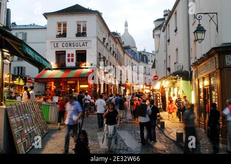 Illustrations de la place du Tertre (place Tertre) dans le 18ème arrondissement de Paris, France, le 29 juillet 2010. A quelques rues de la basilique du SacrÀ coeur de Montmartre et de l'Agile du lapin, c'est le cœur du quartier haut de Montmartre. Avec ses nombreux artistes qui mettent chaque jour leurs chevalets pour les touristes, la place du Tertre rappelle l'époque où Montmartre était la Mecque de l'art moderne au début du XXe siècle, de nombreux peintres sans âme, dont Picasso et Utrillo, y vivaient. Photo d'Alain Apaydin/ABACAPRESS.COM Banque D'Images