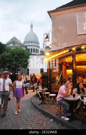 Illustrations de la place du Tertre (place Tertre) dans le 18ème arrondissement de Paris, France, le 29 juillet 2010. A quelques rues de la basilique du SacrÀ coeur de Montmartre et de l'Agile du lapin, c'est le cœur du quartier haut de Montmartre. Avec ses nombreux artistes qui mettent chaque jour leurs chevalets pour les touristes, la place du Tertre rappelle l'époque où Montmartre était la Mecque de l'art moderne au début du XXe siècle, de nombreux peintres sans âme, dont Picasso et Utrillo, y vivaient. Photo d'Alain Apaydin/ABACAPRESS.COM Banque D'Images