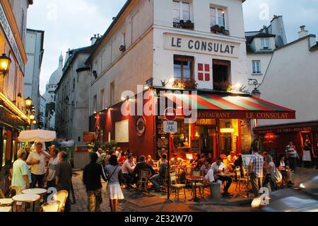 Illustrations de la place du Tertre (place Tertre) dans le 18ème arrondissement de Paris, France, le 29 juillet 2010. A quelques rues de la basilique du SacrÀ coeur de Montmartre et de l'Agile du lapin, c'est le cœur du quartier haut de Montmartre. Avec ses nombreux artistes qui mettent chaque jour leurs chevalets pour les touristes, la place du Tertre rappelle l'époque où Montmartre était la Mecque de l'art moderne au début du XXe siècle, de nombreux peintres sans âme, dont Picasso et Utrillo, y vivaient. Photo d'Alain Apaydin/ABACAPRESS.COM Banque D'Images