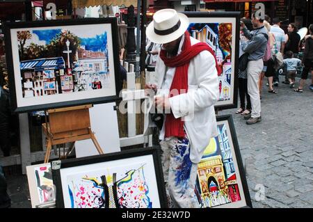 Illustrations de la place du Tertre (place Tertre) dans le 18ème arrondissement de Paris, France, le 29 juillet 2010. A quelques rues de la basilique du SacrÀ coeur de Montmartre et de l'Agile du lapin, c'est le cœur du quartier haut de Montmartre. Avec ses nombreux artistes qui mettent chaque jour leurs chevalets pour les touristes, la place du Tertre rappelle l'époque où Montmartre était la Mecque de l'art moderne au début du XXe siècle, de nombreux peintres sans âme, dont Picasso et Utrillo, y vivaient. Photo d'Alain Apaydin/ABACAPRESS.COM Banque D'Images