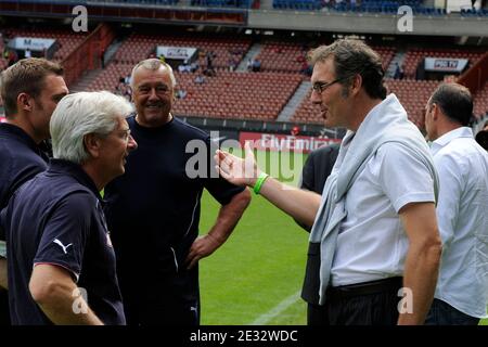 Laurent blanc, entraîneur national français, lors du match de football du Tournoi de Paris, Bordeaux contre Porto au Parc des Princes, Paris, France, le 1er août 2010. Bordeaux a gagné 2-1. Photo de Henri Szwarc/ABACAPRESS.COM Banque D'Images