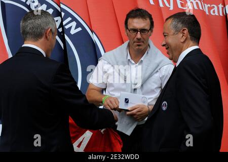 Laurent blanc , entraîneur national français, et le président du PSG Robin Leproux et Alain Roche lors du match de football du Tournoi de Paris, Bordeaux contre Porto au Parc des Princes, Paris, France, le 1er août 2010. Bordeaux a gagné 2-1. Photo de Henri Szwarc/ABACAPRESS.COM Banque D'Images