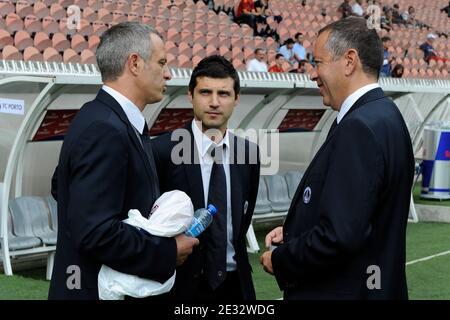 Le Président du PSG Robin Leproux avec ses assistants Alain Roche et Bruno Skropeta lors du match de football du Tournoi de Paris, Bordeaux contre Porto au Parc des Princes, Paris, France, le 1er août 2010. Bordeaux a gagné 2-1. Photo de Henri Szwarc/ABACAPRESS.COM Banque D'Images