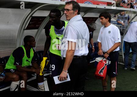 Laurent blanc, entraîneur national français, lors du match de football du Tournoi de Paris, Bordeaux contre Porto au Parc des Princes, Paris, France, le 1er août 2010. Bordeaux a gagné 2-1. Photo de Henri Szwarc/ABACAPRESS.COM Banque D'Images