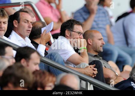 Laurent blanc, entraîneur national français, et son assistant Alain Boghossian lors du match de football du Tournoi de Paris, Bordeaux vs Porto au Parc des Princes, Paris, France, le 1er août 2010. Bordeaux a gagné 2-1. Photo de Henri Szwarc/ABACAPRESS.COM Banque D'Images