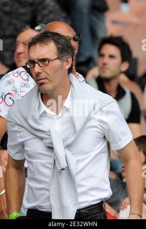 Laurent blanc, entraîneur national français, lors du match de football du Tournoi de Paris, Bordeaux contre Porto au Parc des Princes, Paris, France, le 1er août 2010. Bordeaux a gagné 2-1. Photo de Henri Szwarc/ABACAPRESS.COM Banque D'Images