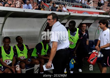 Laurent blanc, entraîneur national français, lors du match de football du Tournoi de Paris, Bordeaux contre Porto au Parc des Princes, Paris, France, le 1er août 2010. Bordeaux a gagné 2-1. Photo de Henri Szwarc/ABACAPRESS.COM Banque D'Images