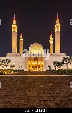 Moyen-Orient, Péninsule arabique, Oman, ad Dahiliyah, Nizwa. Vue nocturne de la grande mosquée du Sultan Qaboos. Banque D'Images