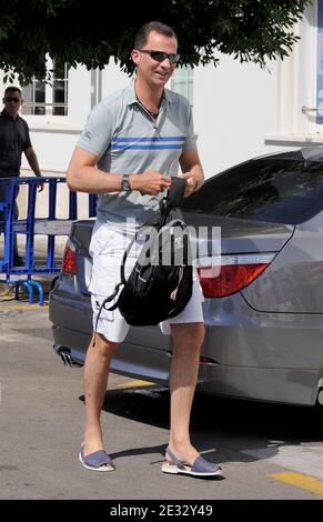 Le Prince Felipe d'Espagne arrive au Royal Nautical Club, pour le cinquième jour de la 29e édition de la coupe du Roi de voile (Copa del Rey) sur l'île de Majorque, Espagne, le 6 août 2010. Photo par Almagro/ABACAPRESS.COM Banque D'Images